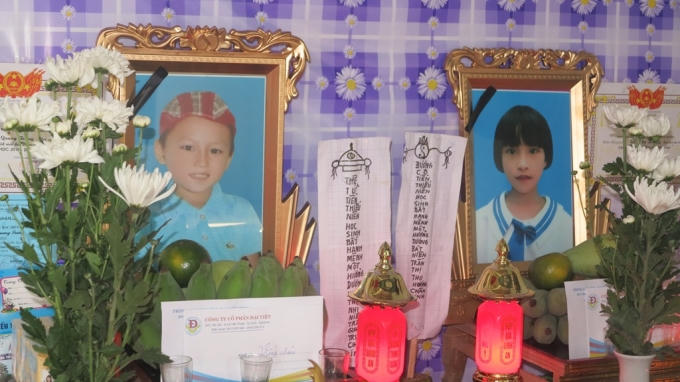 Di ảnh của hai cháu Trung và Hương. Nhìn khuôn mặt của những đứa trẻ thơ không ai cầm nổi nước mắt.