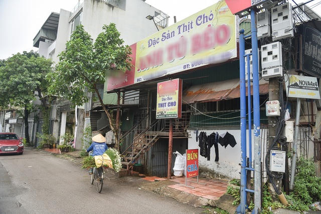 Hiện, ở Nhật Tân chỉ còn duy nhất một quán thịt chó là A.T.B. Chủ quán cho biết: “Khu này còn lại duy nhất nhà tôi bán thịt chó, ngày xưa thì đông khách, nay vắng khách, khách hàng không còn xếp hàng đông đúc như cách đây vài chục năm