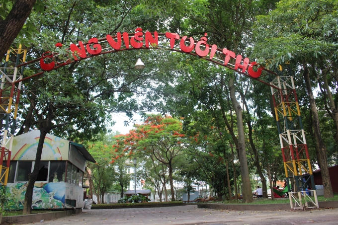 Công viên Tuổi Thơ nằm ở vị trí "đắc địa" ngay giữa khu đô thị Pháp Vân - Tứ Hiệp.