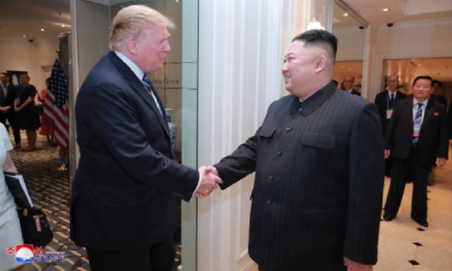 Tổng thống Mỹ Donald Trump và Chủ tịch Triều Tiên Kim Jong-un bắt tay tại khách sạn Metropole, Hà Nội. (Ảnh: KCNA)