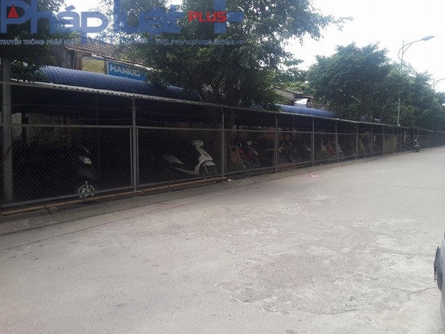 Bãi trông giữ xe được chủ đầu tư dựng lên trái phép.