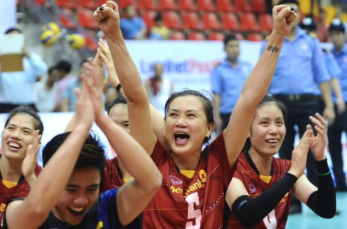 Phạm Kim Huệ và đồng đội chinh phục được chức vô địch Cúp Hùng Vương 2016. Ảnh: Volleyball.vn