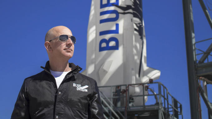 Tỷ phú Jeff Bezos trước tên lửa New Shepard của Blue Origin.