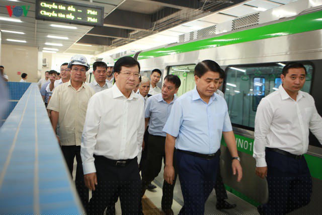Phó Thủ tướng Trịnh Đình Dũng cùng Chủ tịch UBND TP Hà Nội Nguyễn Đức Chung kiểm tra Dự án đường sắt Cát Linh - Hà Đông sáng 1/10.