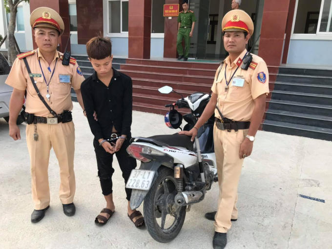 Đối tượng cùng tang vật tại cơ quan chức năng.