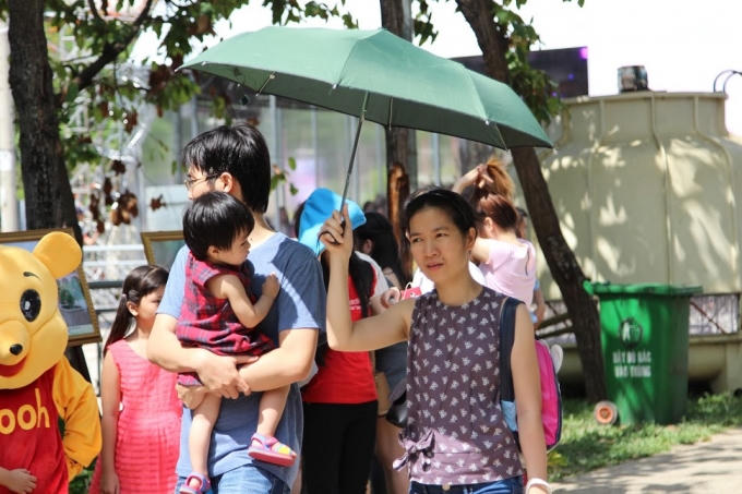 Dưới cái nóng gần 40 0C của miền nam thì việc phải chen lấn trong cảnh đông người là một điều khủng khiếp. Nhiều người không chịu được cái nóng đã ra về từ rất sớm.