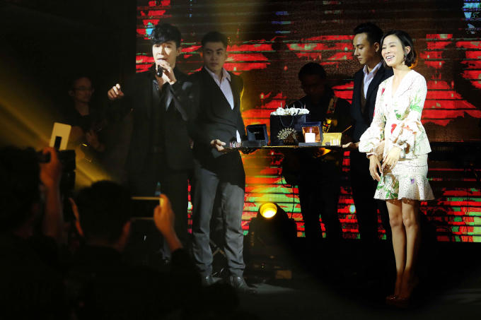 Nathan Lee đến mừng sinh nhật Lý Nhã Kỳ.