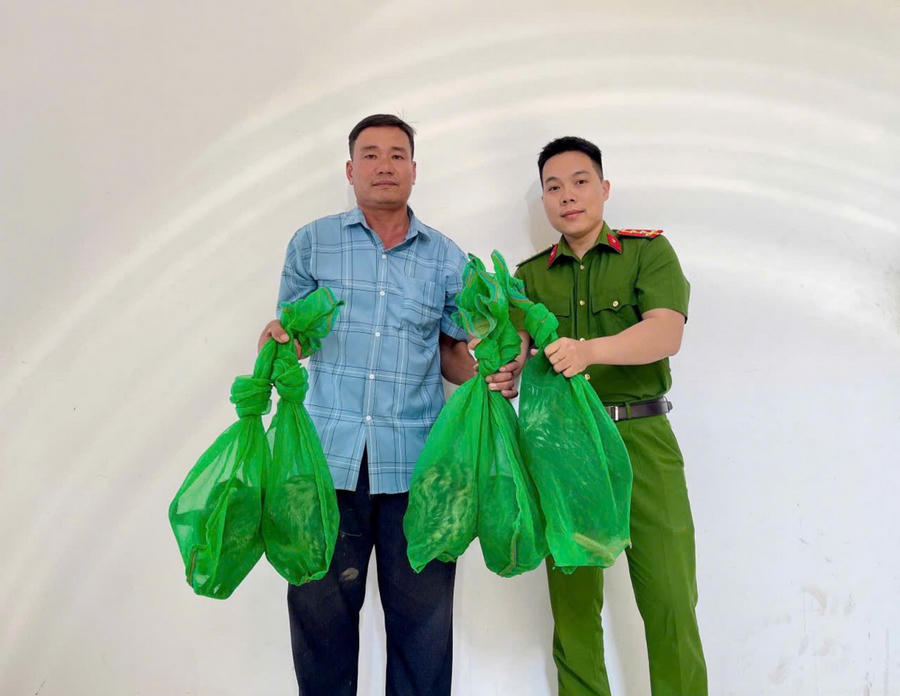 Công an xã Tân Hưng trao trả tài sản bị mất trộm cho người bị hại theo đúng quy định.