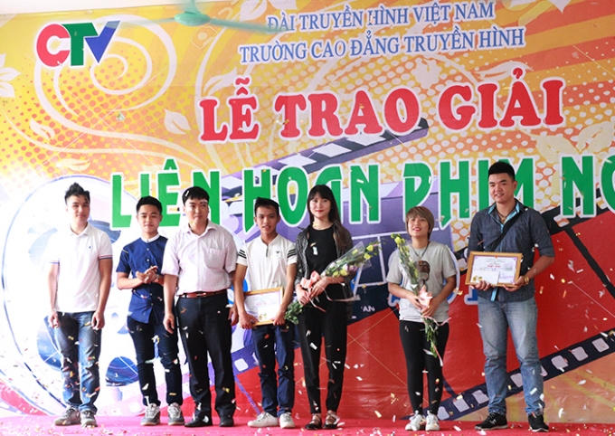 Ngoài ra là các tác phẩm phóng sự đạt giải Khuyến khích, bao gồm các tác phẩm “Thư gửi mẹ” của tác giả Hà Thảo, Phúc Thịnh; tác phẩm “Làng thiếu nước” của tác giả Vũ Thị Thêm; “Mua bán biển số xe giả dễ như mua rau ngoài chợ” – tác giả Kim Dung, Lò Văn Tùng,… Ảnh: Ma Loan.