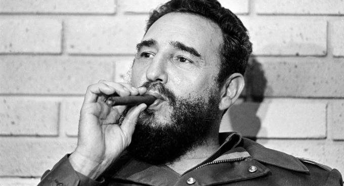 Tháng 12/1985, ông Fidel thông báo về việc ngừng hút xì gà: "Tôi đã đi đến kết luận từ lâu rằng điều cuối cùng tôi phải hy sinh vì sức khoẻ của người dân Cuba là ngừng hút thuốc. Tôi không thật sự thấy thèm nó nữa". (Ảnh: Getty)
