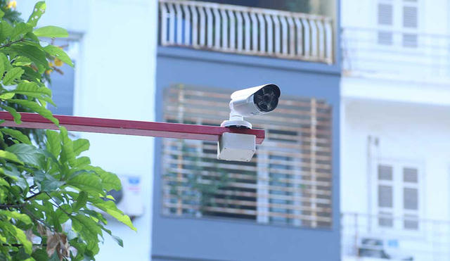 Việc lắp camera an ninh ở các ngã tư, giúp giám sát tốt hơn tình hình an ninh trật tự.