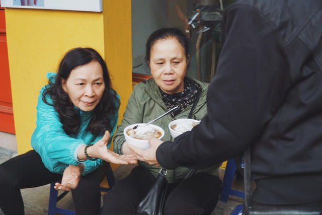 Nhiều người lớn tuổi dành tình cảm đặc biệt cho món chè sắn nóng.