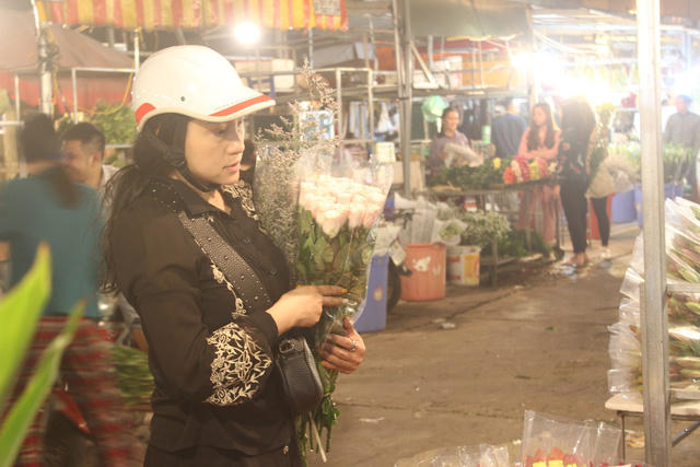 Mỗi người đến chợ hoa đều cố mua cho m&igrave;nh một v&agrave;i b&oacute;.