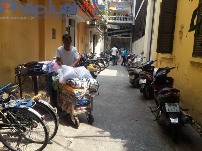 Một phần diện tích trong ngõ bị chiếm dụng để kinh doanh.