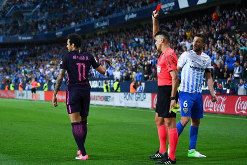 Neymar nhận thẻ đỏ, rời sân