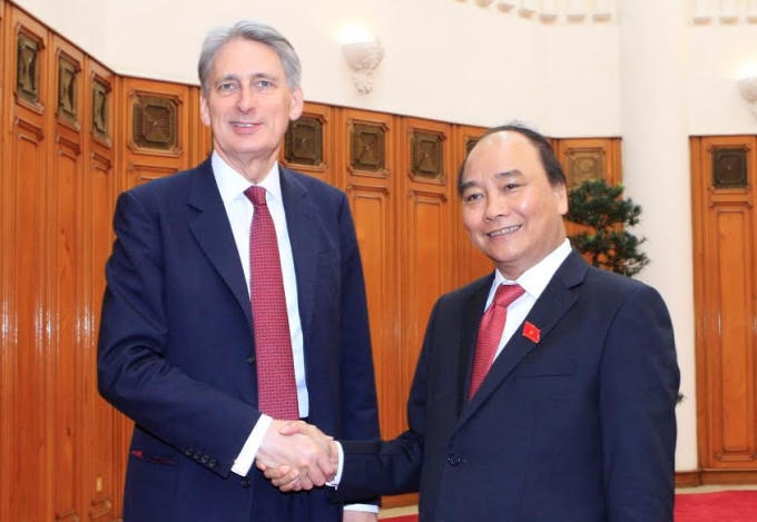 Thủ tướng Nguyễn Xuân Phúc hoan nghênh ông Philip Hammond.