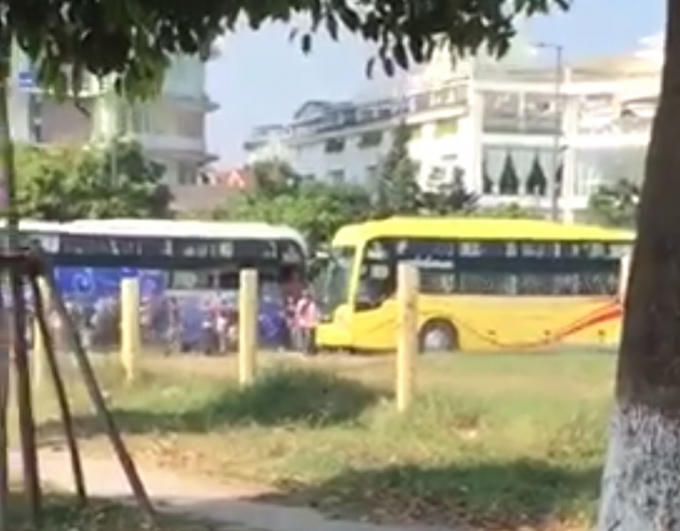 Nhiều xe trả khách vào các buổi sáng bên trong bãi đỗ xe.