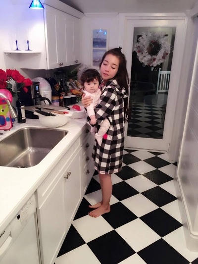 Chăm sóc cô con gái đầu lòng dễ thương ở nhà.