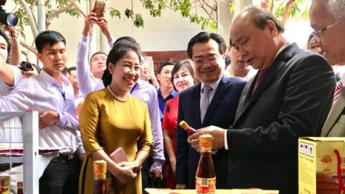 Thủ tướng Nguyễn Xuân Phúc tham quan khu trưng bày đặc sản Kiên Giang bên lề Hội nghị xúc tiến đầu tư của tỉnh.