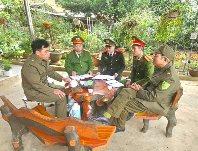 Công an xã tổ chức nắm tình hình an ninh tại cơ sở. Ảnh Công an Phú Thọ.