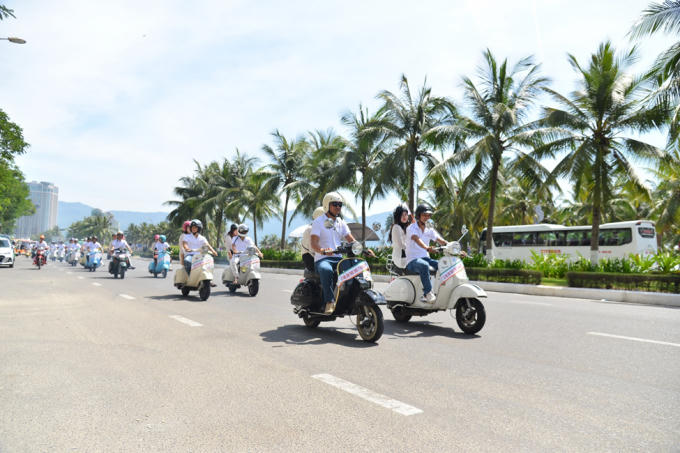 Trong khuôn khổ Lễ hội, các đầu bếp cũng tham gia cuộc diễu hành bằng Vespa cổ quanh con đường ven biển, để cảm nhận hơi thở cuộc sống ở thành phố biển Đà Nẵng xinh đẹp.