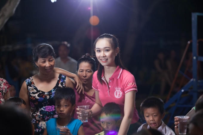 Kết thúc clip hành trình, nghệ sĩ Xuân Bắc hài lòng thấy Thùy Linh thật sự mang lại niềm vui và phấn chơi cho trẻ em và người dân nơi đây.