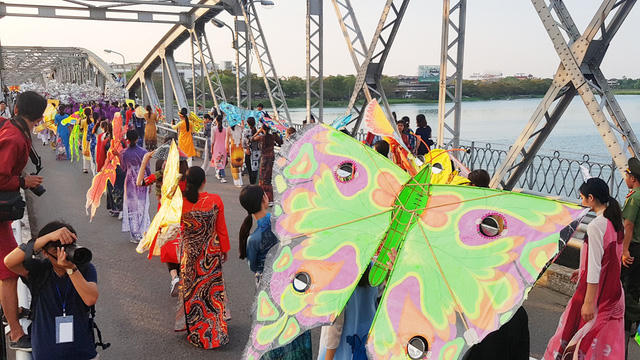 Đoàn đi qua đường Trần Hưng Đạo, cầu Phú Xuân rồi về đường Lê Lợi đến sân khấu Bia Quốc Học để chuẩn bị cho lễ Bế mạc Festival Nghề truyền thống Huế diễn ra vào tối 1/5.