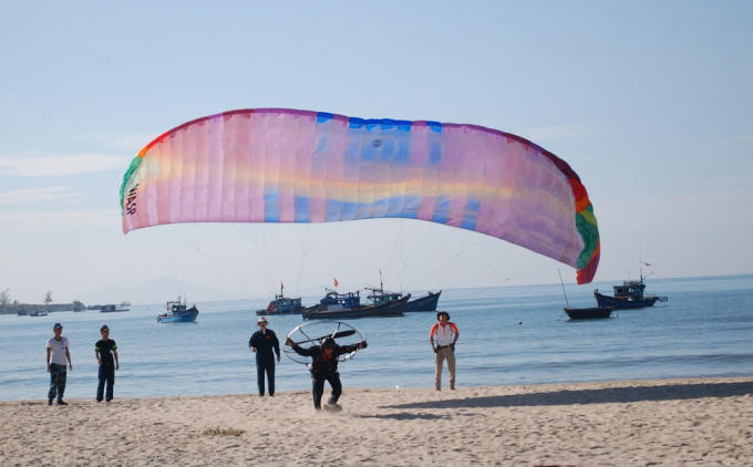 Bay bằng dù lượn có thể ngắm nhìn toàn cảnh TP Đà Nẵng xinh đẹp từ trên cao.