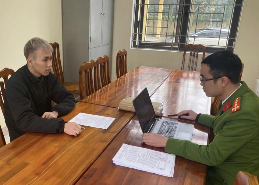 Nguyễn Đức Tùng tại cơ quan công an. (Ảnh: Công an tỉnh Tuyên Quang).