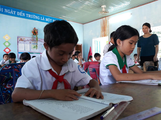 Vượt qua mọi khó khăn, cậu bé tí hon Đinh Hoàng Khít vẫn nỗ lực đến trường học tập