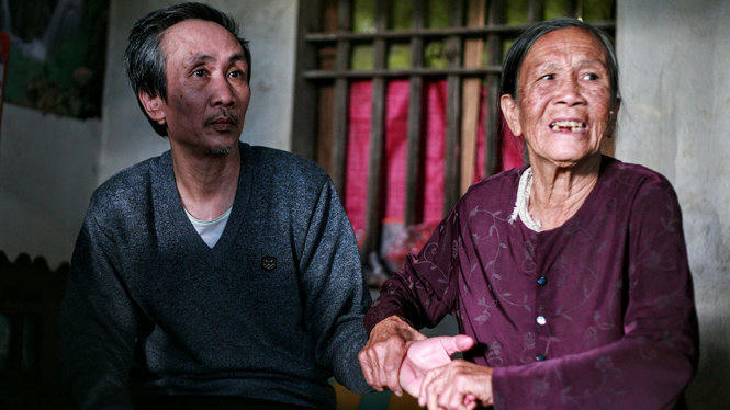 Ông Hàn Đức Long kể cho mọi người nghe những ngày tháng trong trại giam và quá trình kêu oan của mình - Ảnh: Nam Trần