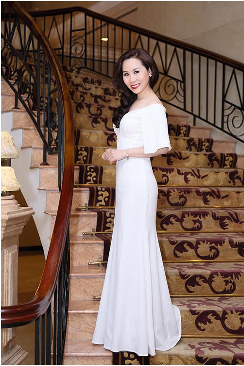 Thân hình "đồng hồ cát" nóng bỏng, gợi cảm của cô không thua kém thiếu nữ 18.
