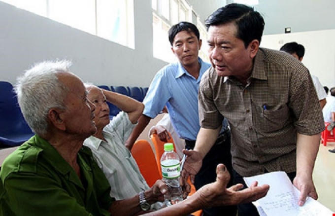 Ông Đinh La Thăng xuống tận nơi ghi nhận ý kiến cử tri Huỳnh Văn Thanh (xã Trung An, huyện Củ Chi) về việc đề nghị lập bia tưởng niệm sông lưu. Ảnh: HOÀNG GIANG.