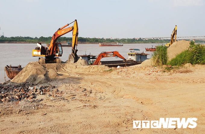 Một góc bãi tập kết cát trái phép ven sông Hồng trên địa bàn phường Thụy Phương.