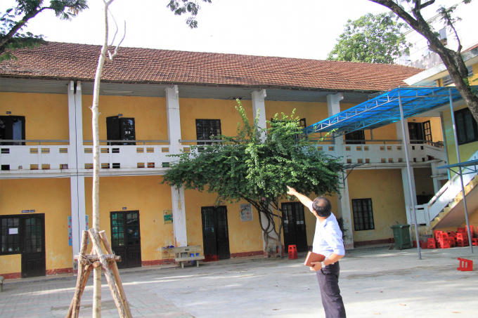 Dãy nhà được nhà trường cho tạm ngưng sử dụng vì sự an toàn của cô và trò.