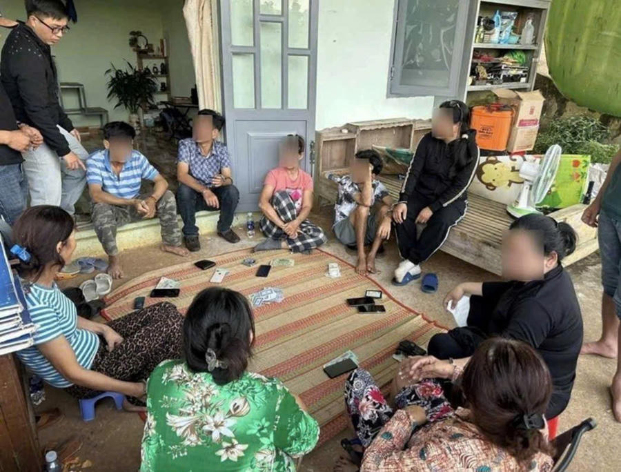 Lực lượng chức năng mật phục,bắt quả tang các đối tượng đang sát phạt trên chiếu bạc. Ảnh: Phúc Khánh