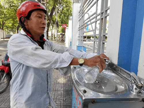 Thành phố Hồ Chí Minh thí điểm uống nước sạch tại vòi. (Ảnh: Moitruong.net.vn)