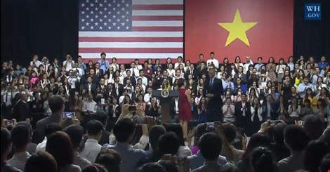 Tổng thống Obama bước vào hội trường trong tiếng vỗ tay của các bạn trẻ TP HCM.