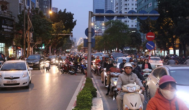 Để đảm bảo hoạt động của tuyến xe buýt nhanh, sở GTVT Hà Nội đưa ra một số giải pháp như có đèn tín hiệu giao thông ưu tiên khi qua nút giao; một số đoạn tuyến có đường ra vào sẽ ngăn lại cho xe buýt nhanh hoạt động; hạn chế ô tô và đặc biệt là taxi đi vào tuyến này. Tuy nhiên theo tình hình thực tế hiện nay, các biện pháp trên cũng không mang đến triển vọng giải quyết vấn đề đường đi cho tuyến xe buýt nhah. Trong ảnh là các phương tiện giao thông chen nhau lên cầu vượt Láng Hạ di chuyển sang đường Lê Văn Lương. Cách đó không xa là điểm đỗ dừng đón khách của tuyến bus nhanh.