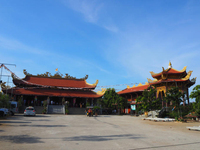 Chùa Hồi Long là một trong nhữnng địa điểm hấp dẫn du khách khi đến biển Hải Tiến.