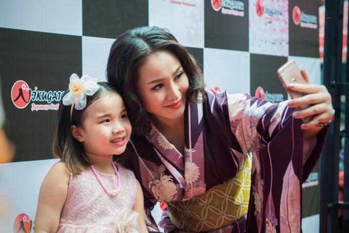 Ca sĩ Thu Phựng và con gái rạng rỡ chụp ảnh selfie