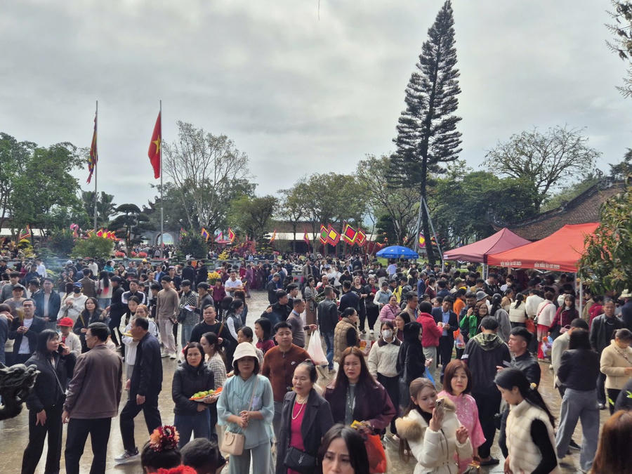 Lượng người dân và du khách đổ về lễ Mẫu ngày càng đông.
					
				
			
			Lượng người dân và du khách đổ về lễ Mẫu ngày càng đông.
