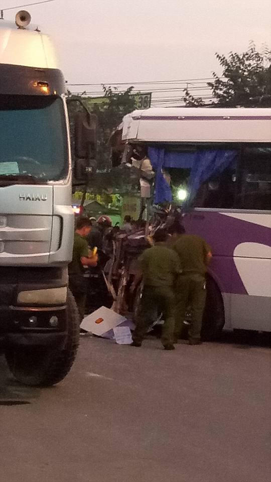 Công an khám nghiệm hiện trường.