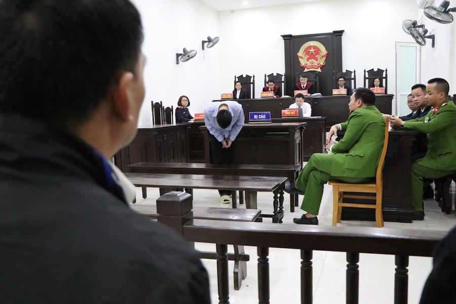 Hình ảnh bị cáo cúi đầu xin lỗi