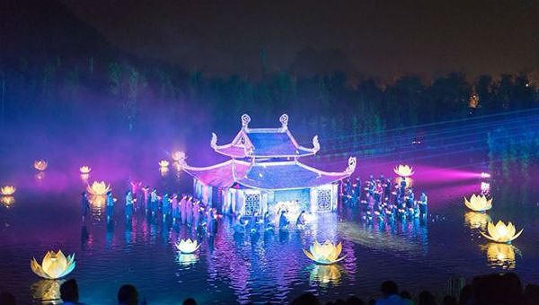 Dựa lưng vào núi Thầy, không gian làng quê giữa khung cảnh thiên nhiên sơn thủy đã tạo nên một sân khấu thực cảnh lộng lẫy chưa từng thấy