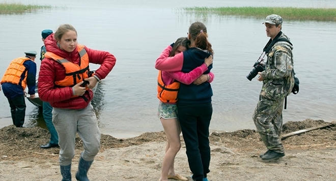 Các em được cứu sống sau vụ lật thuyền. (Ảnh: TASS)