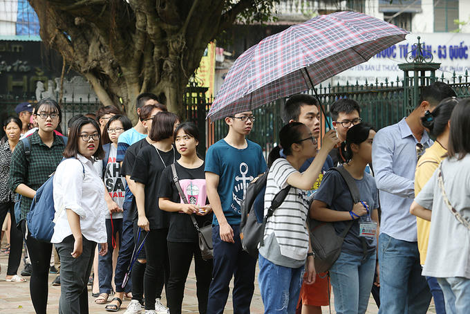 Sáng 19/6, đông đảo sĩ tử có mặt tại Văn Miếu - Quốc Tử Giám cầu may. Bên ngoài cổng, hàng trăm học sinh xếp hàng chờ đợi mua vé.