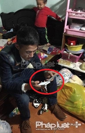 Khiêm dùng chiếc Iphone 5 để gửi số tài khoản ngân hàng.