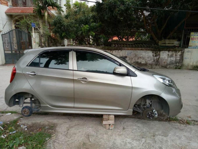 Chiếc xe ô tô Kia Morning bị kẻ gian trộm hai bánh bên phải.