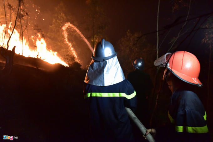 Để đảm bảo an toàn, khoảng 20 hộ dân xung quanh khu vực cháy đã được sơ tán đi nơi khác.